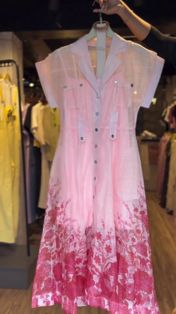 Elegant Blush Pink A-Line Shirt Dress with Floral Hem and Utility Pocket Detail – Lightweight Semi-Sheer Cotton Blend with Full Front Button Closure and Dual Chest Flaps – Perfect for Spring Brunches & Summer Daywear 🌺👗"